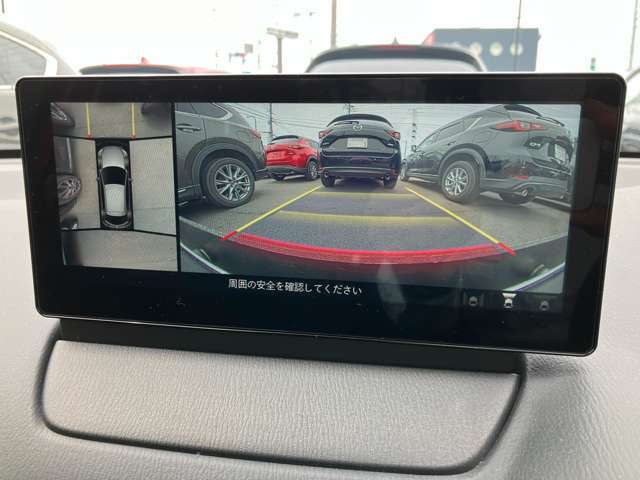 360度ビューカメラを搭載。4方の小型カメラの映像を処理し、車両真上からの映像に変換しています。