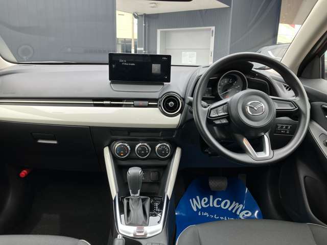 フロントピラーの位置を従来よりも後方にレイアウト。運転席からの視界の広がりを向上。車両の周囲の状況を、いち早く知ることで、安全に運行できます。