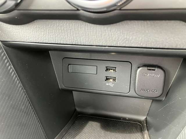 お手元のスマートフォンと接続して頂く事で使用可能な「Apple CarPlay/Android Auto」電話の応答は勿論、メッセージの受信やLINE、音楽接続からナビアプリの使用まで幅広く活躍致します。