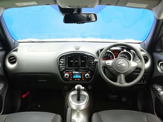 ドライバーの視界にボンネットフード、フロントコンビランプを配置することにより車両感覚がつかみやすく、優れた取回し性を実現しているインテリア