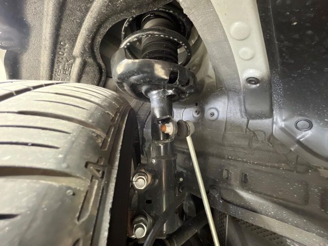 お車を安心してお乗りいただく為には、足回りの定期点検が欠かせません。サービスサポート（有償保証）では無料点検もご提供しており、安心のカーライフをお過ごしいただけるサポート体制が整っています。