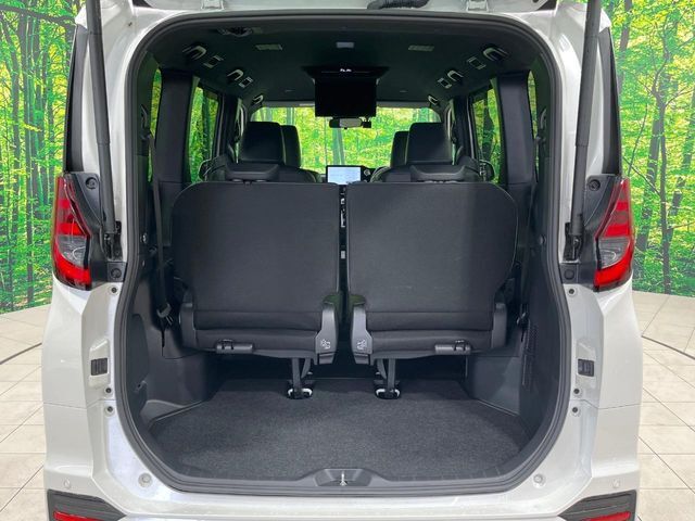 普段のお買い物や通勤、送迎等に十分な荷室スペースを確保しております。セカンドシートを倒すと、大きな荷物の積載も可能です♪