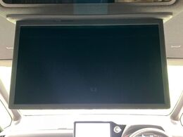 【フリップダウンモニター】大画面モニターで後席でもエンタメをお楽しみいただけます。小さなお子様にも大人気の装備です♪