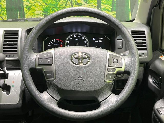 インテリアに合わせたデザインのステアリングは、運転される方のことも考え、運転しやすい形状、大きさです。是非一度、実際に触ってお確かめください。