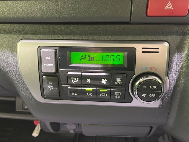 【オートエアコン】一度お好みの温度に設定すれば、車内の温度を検知し風量や温度を自動で調整。暑い…寒い…と何度もスイッチ操作をする必要はありません。快適な車内空間には必須の機能ですね♪