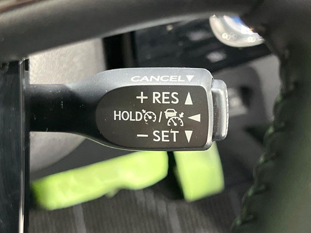 【レーダークルーズコントロール】高速道路での長距離走行が楽に！！自動で速度を保つクルーズコントロールが、衝突軽減システムと連携し、前方の車両を感知して車間を保つように速度調節してくれます！！