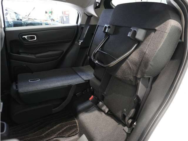 【チップアップ＆ダイブダウンシート】はね上げれば高さのある荷物、倒せば長い荷物も収まります。はね上げて、倒して変化するシートで使いやすさをアレンジ。
