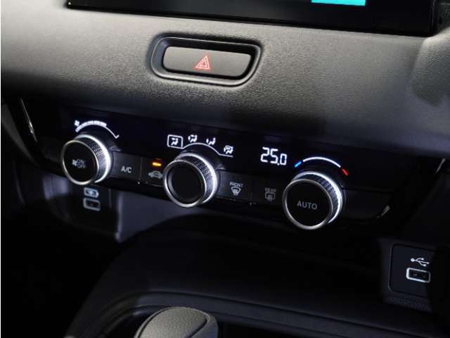 【オートエアコン】温度を設定すれば自動で快適な車内温度を保ちます。エアコン内部の高性能脱臭フィルターで車内のアレルゲンや花粉を除去。