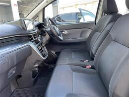 【助手席】きれいな助手席なので家族や友だちに乗ってもらっても安心です！新品のフロアマットのご注文も可能です。掲載箇所以外にご希望の写真がございましたらお気軽にお問い合わせ下さい。