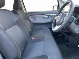 【運転席】座り心地が良いシートなので長時間の運転でも快適にお過ごしいただけます。新品のフロアマットのご注文も可能です。掲載箇所以外にご希望の写真がございましたらお気軽にお問い合わせ下さい。