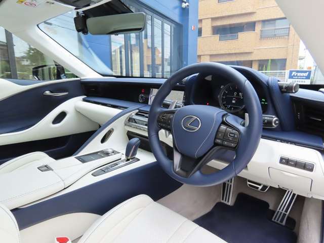 ●コンバーチブル専用運転席・助手席セミアニリン本革シート(ベンチレーション機能・ヒーター付)＆後席Ltexシート○インテリアカラー：マリーンブルー×ホワイト