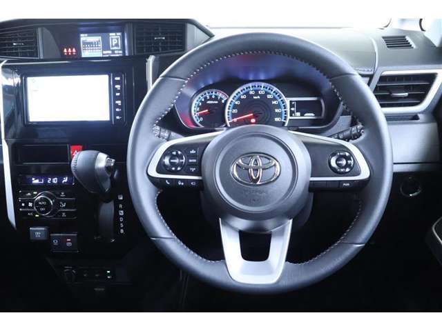 運転席から見たインパネ周りです。シートからはメーターはもちろん、広く周りを見渡せるフロントウィンド＆インパネはリラックスして運転に集中することが出来ます！