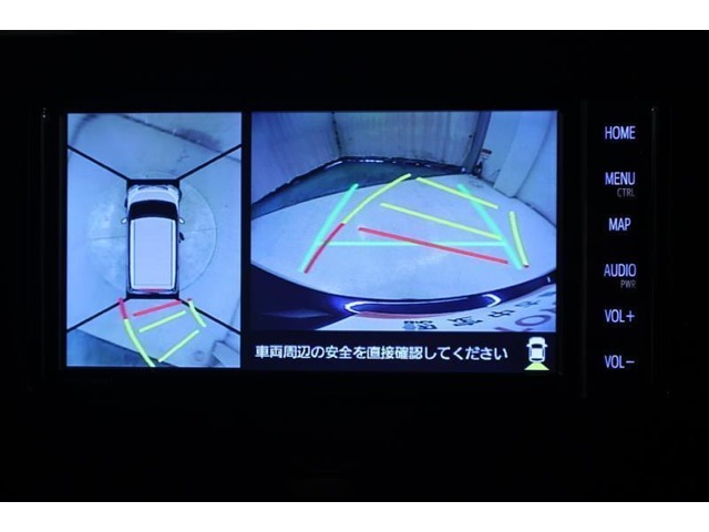 車を上から見たような視点のパノラミックビューモニター。後方の死角だけでなく左右や前方の障害物の発見もしやすくなります！