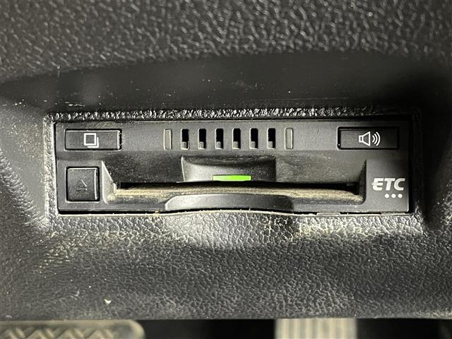 【ETC】有料道路を利用する際に料金所で停止することなく通過できる、ETC車載器（ノンストップ自動料金収受システム機器）が装備されています。セットアップを行うことで利用可能になります。