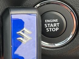 【キーレススタートシステム】カバンやポケットに入れたままでもドアの施錠・解錠が可能なスマートキーを装備。エンジンのオン・オフ時もカギを取り出す必要が無いからとっても便利です♪