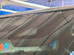 【トヨタセーフティセンス】走行中に前方の車両等を認識し、衝突しそうな時は警報とブレーキで衝突回避と被害軽減をアシスト。より安全にドライブをお楽しみいただけます。