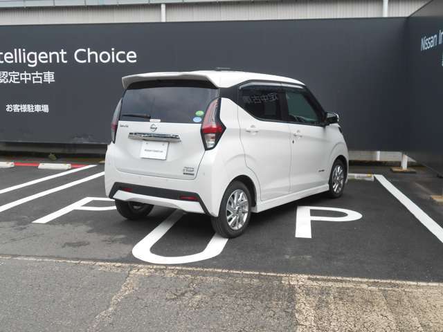 全周囲カメラが付いています。後ろはもちろん隣の駐車ラインまで見れますので車庫入れが簡単で楽しくなりそうです。