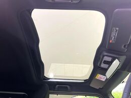 【ガラスルーフ】ガラスルーフ搭載で車内の解放感が一気にアップ！開放的なドライブをお楽しみいただけます。