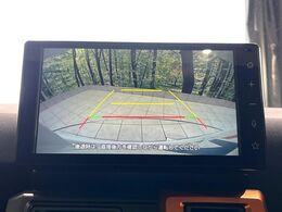 【バックカメラ】駐車時に後方がリアルタイム映像で確認できます。大型商業施設や立体駐車場での駐車時や、夜間のバック時に大活躍！運転スキルに関わらず、今や必須となった装備のひとつです！