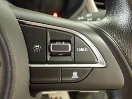 先行車との車間距離を保ちながら加速・減速してくれる「アダプティブクルーズコントロール」を装備しています。ロングドライブに最適ですね！