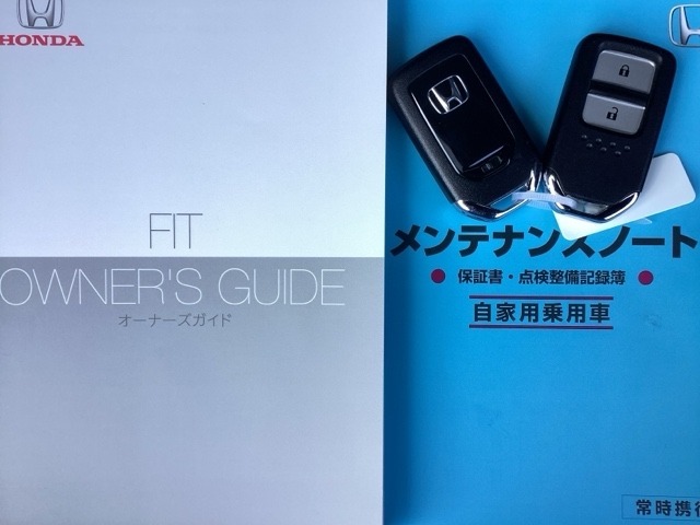 メンテナンスノート【点検整備記録簿・保証書】、取説も揃ってます。スマートキーはバッグなどにしまったままボタン操作でエンジンの始動・停止ができて大変便利です。