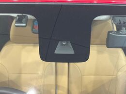 【インテリジェントエマージェンシーブレーキ】フロントカメラで前方の車両や歩行者を検知。衝突しそうな時は衝突被害軽減ブレーキが作動、衝突回避をサポート。より安全にドライブをお楽しみいただけます。