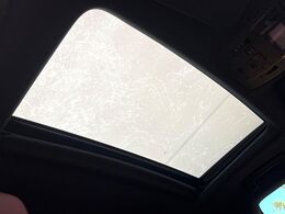 【サンルーフ】開放感たっぷりの希少装備、サンルーフが装着されています！車内に明かりを取り入れたり景色を楽しむ以外にも、車内の空気も簡単に換気できて快適です！