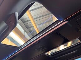 【ガラスルーフ】ガラスルーフ搭載で車内の解放感が一気にアップ！開放的なドライブをお楽しみいただけます。