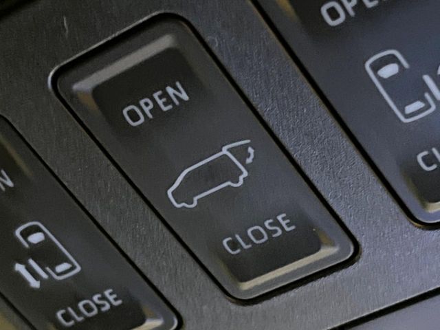 【パワーバックドア】スマートキーや運転席のボタンを押すだけでリアゲートが自動で開閉します！荷物を持っている時や、高い位置にあるバックドアを閉める際に便利な機能です♪