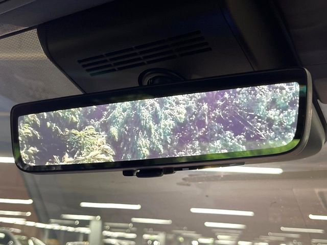 【デジタルインナーミラー】後席の大きな荷物や同乗者で後方が確認しづらい時でも安心！カメラが撮影した車両後方の映像をルームミラー内に表示。クリアな視界で状況の確認が可能です！