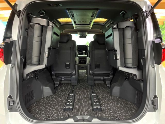 積み下ろしのしやすいデッキにはたっぷりと荷物を積み込んでいただけます。遊びから仕事まで、様々なシーンで頼れます♪