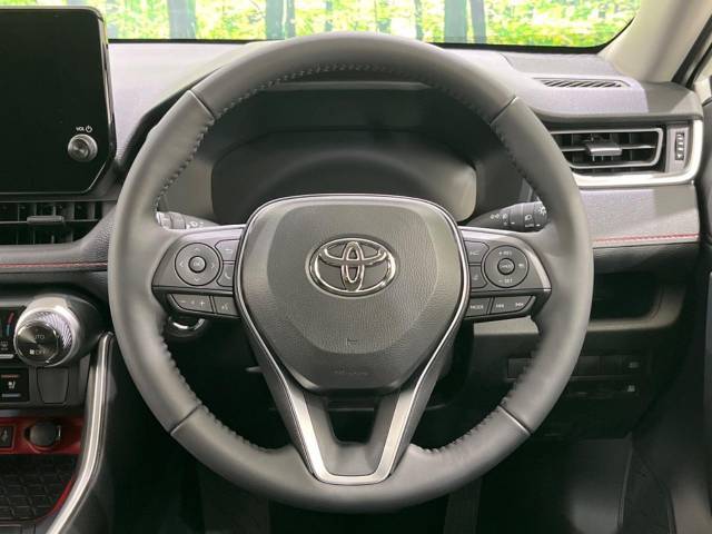【純正革巻きステアリング】上質な革を使用することで、手にしっかり馴染みとても運転しやすいハンドルです♪