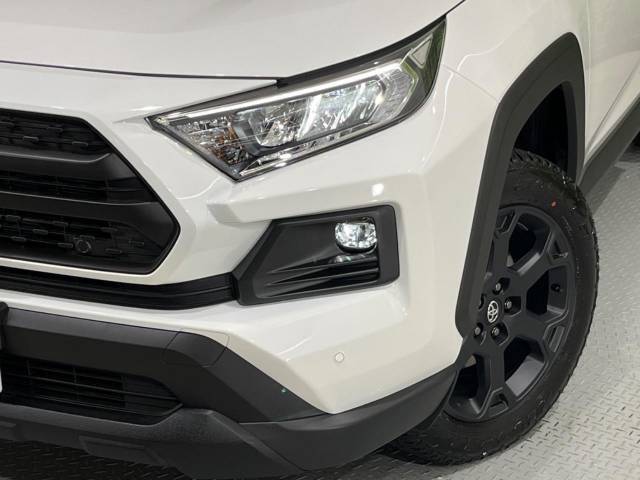 【LEDヘッドライト】悪天候や夜間走行時も良好な視界を確保し安心して運転できる高輝度LEDヘッドライトを装備！点灯速度が早く、消費電力も抑えられています。