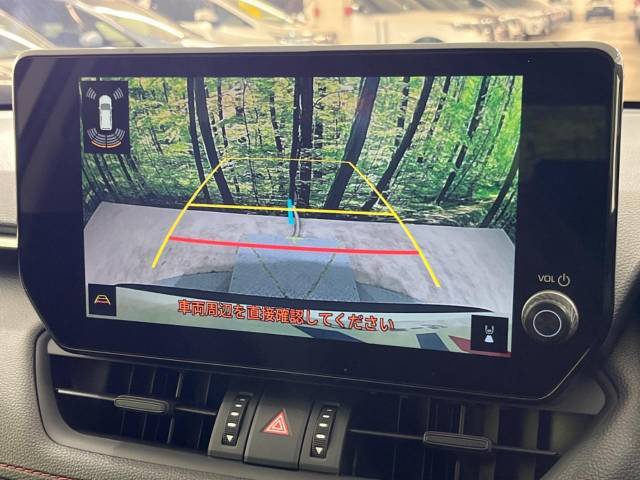 【バックカメラ】駐車時に後方がリアルタイム映像で確認できます。大型商業施設や立体駐車場での駐車時や、夜間のバック時に大活躍！運転スキルに関わらず、今や必須となった装備のひとつです！