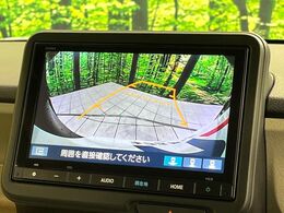 【バックカメラ】駐車時に後方がリアルタイム映像で確認できます。大型商業施設や立体駐車場での駐車時や、夜間のバック時に大活躍！運転スキルに関わらず、今や必須となった装備のひとつです！
