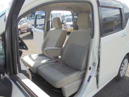 前席はベンチシートです。