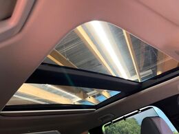 【大型サンルーフ】車内の解放感が一気に上がる大型のパノラマルーフ！季節を問わず開放的で快適なドライブをお楽しみいただけます。流通量も少なく希少価値の高い人気の装備です♪