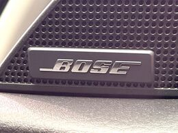 【BOSEサウンドシステム】メーカーオプションの高品位サウンドシステムを搭載。専用のチューニングが施された大小様々なスピーカーから良質なサウンドが奏でられ、臨場感あふれる音響空間を演出します。