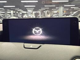 【12.3インチマツダコネクト】車内の雰囲気にマッチした大型ディスプレイ。スマホ接続でのナビ使用やBluetooth再生等、様々な機能が楽しめます。直感的なダイヤル操作が可能で、使い勝手も良好です。