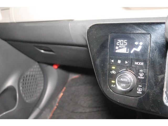 使いやすいレイアウトのエアコンスイッチです。操作もしやすく、車内の温度を快適にします。