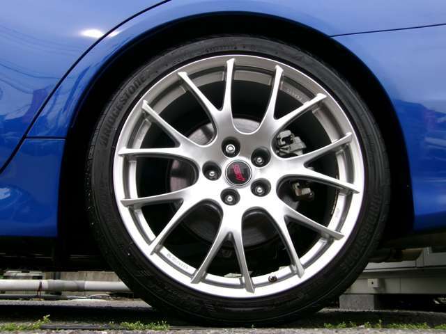 アルミホイールは、BBSのRG523を専用モデルとしてインストール！シルバーカラーのホイールがブルーのボディに映えますね！19インチの大きさが存在感を放ち、めちゃめちゃカッコイイです！