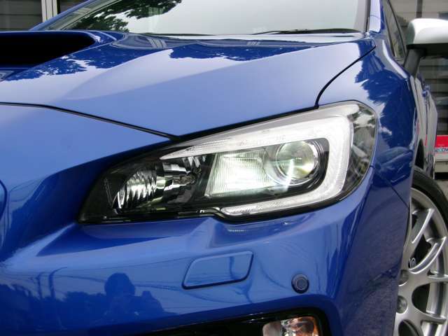 LEDのヘッドライトを搭載していますので、夜間も明るく照らしてくれますので、夜間のドライブもとても楽しいです。コの字形のLEDバーがスバルらしさを象徴していますね！黄ばみも無く非常に綺麗な状態です。