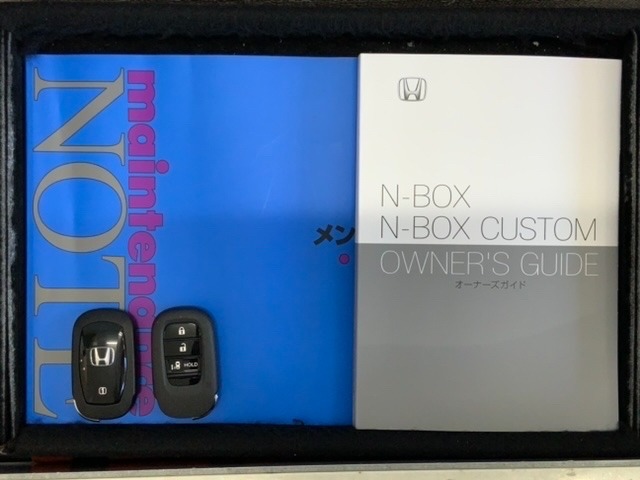 スマートキーは鍵をバッグに入れたままでもドアロックの開閉やエンジンのON・OFFができます。夜間や雨の日も鍵を探さなくて良いので便利です。