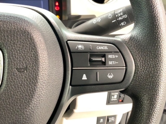 クルーズコントロールを装備しています。高速道路などで一定の速度で走ってくれるので運転が楽ですよ！速度を設定できますので、スピードの出しすぎにも注意できます。