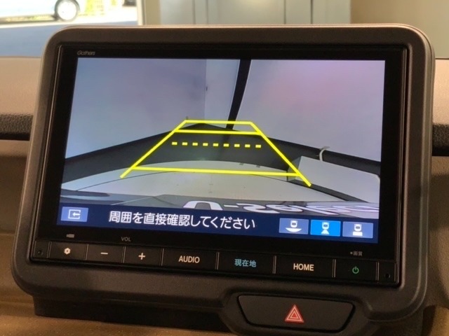 リバースギアに入れるだけで後方の表示へ切り替わります。夜間や雨の日の駐車も楽になりますよ。