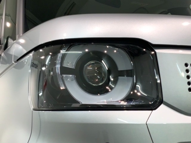 LEDヘッドライトは、点灯の瞬間から最大光量を発揮し、突然暗くなるトンネルなどでの安定感を高めます。