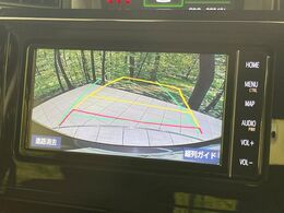 【バックカメラ】駐車時に後方がリアルタイム映像で確認できます。大型商業施設や立体駐車場での駐車時や、夜間のバック時に大活躍！運転スキルに関わらず、今や必須となった装備のひとつです！