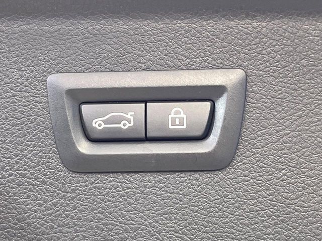 ●電動リアゲート：ワンタッチでリアゲートの開閉ができ、荷物などで両手が塞がっている状態でも簡単に開閉ができる便利機能です。