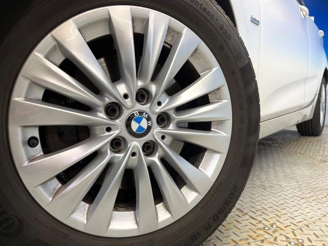 ●純正16インチアルミホイール：輸入車ならではの卓越した走りを支えるホイールと足回りです！日本車の走りに慣れている方にもぜひ体感して頂きたいほど、高いレベルでまとまっています！