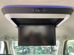 【後席モニター（フリップダウンモニター）】後部座席からも、DVDや映画・ライブ映像など様々な動画が楽しめドライブが退屈しません！※機種によって接続できる映像が異なります。